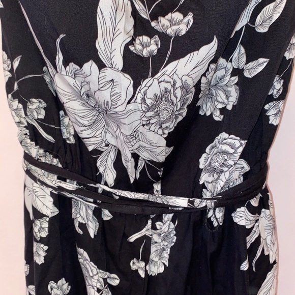 Cute black and white floral jumpsuit - Picture 2 of 3